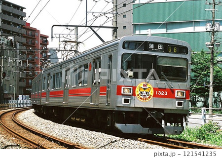 蒲田へ向けて池上線をゆく東急電鉄1000系(池上線開通80周年記念ヘッドマーク掲出) 蒲田へ向けて池上線をゆく東急電鉄1000系(池上線開通80周年記念ヘッドマーク掲出) 121541235