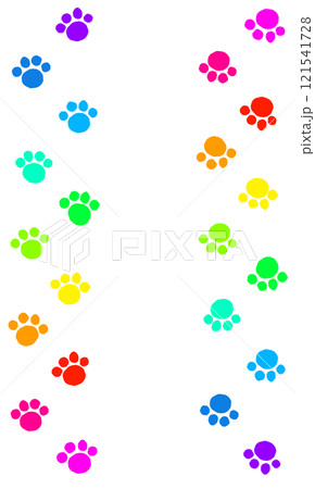 散歩で歩き回る可愛いペット犬猫の肉球 121541728
