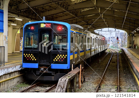 鶴見駅に停車中の鶴見線E131系電車 121541814