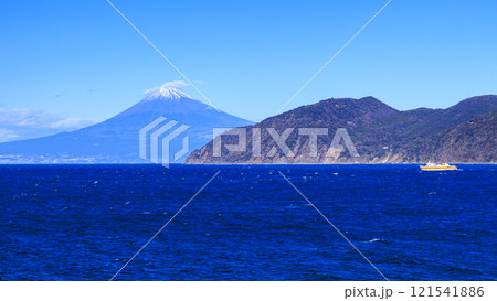 駿河湾に浮かぶフェリーと富士山 駿河湾に浮かぶフェリーと富士山 121541886