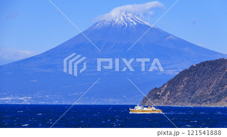 駿河湾に浮かぶフェリーと富士山 駿河湾に浮かぶフェリーと富士山 121541888