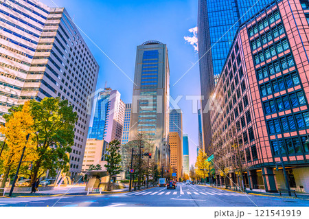日本の東京都市景観12月29日…大手町のビジネス街。大手町野村ビルやアーバンネット大手町ビルなど… 121541919