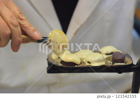 人形焼きを作る職人の手　手作りの人形焼き 121542155