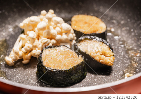 フライパンで焼くエノキの海苔巻き 121542320