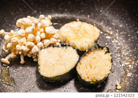 フライパンで焼くえのきの海苔巻き フライパンで焼くえのきの海苔巻き 121542323