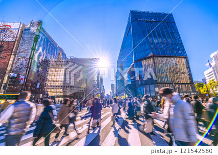 日本の東京都市景観 希望の光…賑わう銀座・数寄屋橋交差点。新時代へ＝令和6年12月29日 121542580