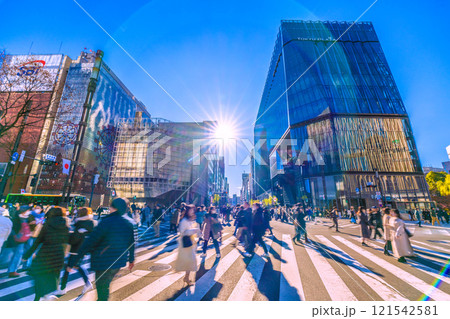 日本の東京都市景観 希望の光…賑わう銀座・数寄屋橋交差点。新時代へ＝令和6年12月29日 121542581