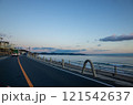 冬の七里ガ浜の夕暮れ時のドライブ 121542637