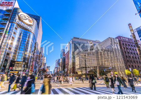 日本の東京都市景観 希望の光…賑わう銀座・数寄屋橋交差点。新時代へ＝令和6年12月29日 121543069