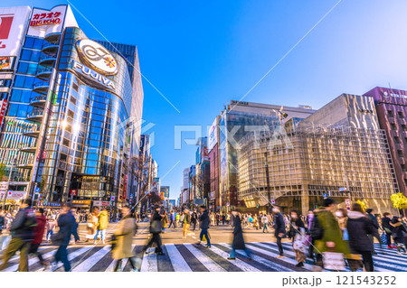 日本の東京都市景観 希望の光…賑わう銀座・数寄屋橋交差点。新時代へ＝令和6年12月29日 121543252