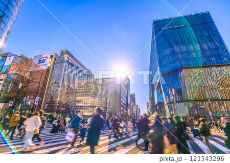 日本の東京都市景観 希望の光…賑わう銀座・数寄屋橋交差点。新時代へ＝令和6年12月29日 121543296