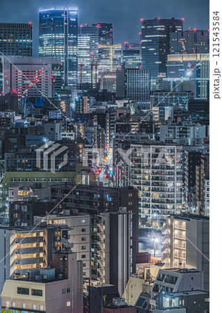 密集した高層ビルの夜景 121543584