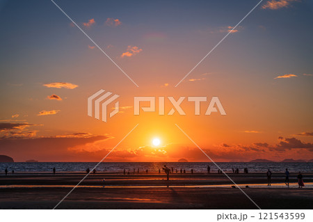 沈む太陽と瀬戸内海 121543599