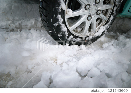 雪道を走る車のスタッドレスタイヤ 121543609