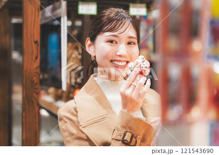 昔ながらの駄菓子屋で懐かしく買い物をする若い女性【撮影協力・お米・駄菓子屋 加賀田米穀店】 昔ながらの駄菓子屋で懐かしく買い物をする若い女性【撮影協力・お米・駄菓子屋 加賀田米穀店】 121543690