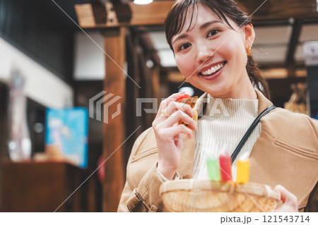 昔ながらの駄菓子屋で懐かしく買い物をする若い女性【撮影協力・お米・駄菓子屋 加賀田米穀店】 昔ながらの駄菓子屋で懐かしく買い物をする若い女性【撮影協力・お米・駄菓子屋 加賀田米穀店】 121543714