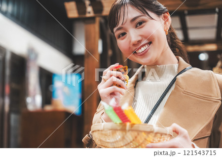 昔ながらの駄菓子屋で懐かしく買い物をする若い女性【撮影協力・お米・駄菓子屋 加賀田米穀店】 昔ながらの駄菓子屋で懐かしく買い物をする若い女性【撮影協力・お米・駄菓子屋 加賀田米穀店】 121543715