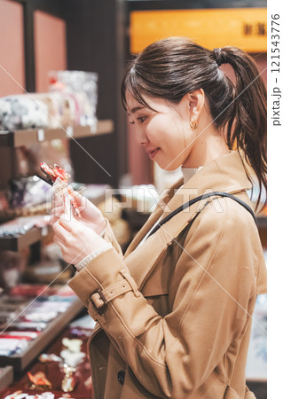 昔ながらの駄菓子屋で懐かしく買い物をする若い女性【撮影協力・お米・駄菓子屋 加賀田米穀店】 昔ながらの駄菓子屋で懐かしく買い物をする若い女性【撮影協力・お米・駄菓子屋 加賀田米穀店】 121543776