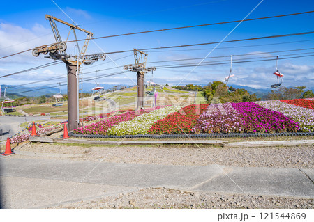 青空に映える茶臼山高原のペアリフトとサンパチェンスの風景(愛知県) 青空に映える茶臼山高原のペアリフトとサンパチェンスの風景(愛知県) 121544869