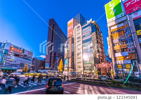 日本の東京都市景観 希望の光。窓に反射する太陽光…外国人観光客らで賑わう歌舞伎町。新時代へ＝29日 121545091