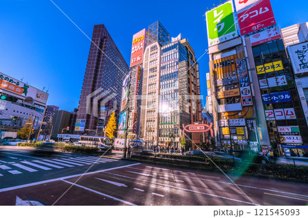 日本の東京都市景観 希望の光。窓に反射する太陽光…外国人観光客らで賑わう歌舞伎町。新時代へ=29日 日本の東京都市景観 希望の光。窓に反射する太陽光…外国人観光客らで賑わう歌舞伎町。新時代へ=29日 121545093