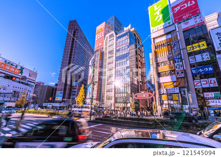 日本の東京都市景観 希望の光。窓に反射する太陽光…外国人観光客らで賑わう歌舞伎町。新時代へ=29日 日本の東京都市景観 希望の光。窓に反射する太陽光…外国人観光客らで賑わう歌舞伎町。新時代へ=29日 121545094