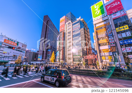 日本の東京都市景観 希望の光。窓に反射する太陽光…外国人観光客らで賑わう歌舞伎町。新時代へ=29日 日本の東京都市景観 希望の光。窓に反射する太陽光…外国人観光客らで賑わう歌舞伎町。新時代へ=29日 121545096