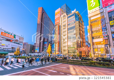 日本の東京都市景観 希望の光。窓に反射する太陽光…外国人観光客らで賑わう歌舞伎町。新時代へ＝29日 121545381