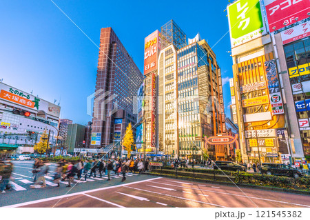 日本の東京都市景観 希望の光。窓に反射する太陽光…外国人観光客らで賑わう歌舞伎町。新時代へ=29日 日本の東京都市景観 希望の光。窓に反射する太陽光…外国人観光客らで賑わう歌舞伎町。新時代へ=29日 121545382