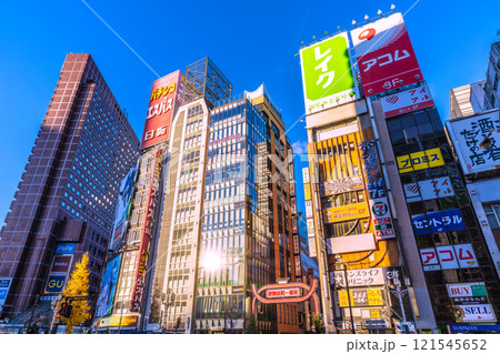 日本の東京都市景観 希望の光。窓に反射する太陽光…歌舞伎町などを望む。新時代へ＝12月29日 121545652