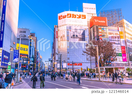 日本の東京都市景観 新時代へ…年の瀬の新宿駅東口で歩行者天国。脅威の大人流…輝きの時代へ…=29日 日本の東京都市景観 新時代へ…年の瀬の新宿駅東口で歩行者天国。脅威の大人流…輝きの時代へ…=29日 121546014