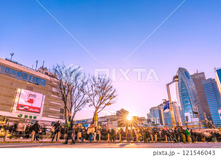 日本の東京都市景観 新時代へ…年の瀬の新宿駅東口でホコ天(手前)。混雑する駅前…輝きの時代へ=29日 日本の東京都市景観 新時代へ…年の瀬の新宿駅東口でホコ天(手前)。混雑する駅前…輝きの時代へ=29日 121546043