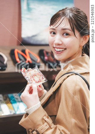 昔ながらの駄菓子屋で懐かしく買い物をする若い女性【撮影協力・お米・駄菓子屋 加賀田米穀店】 昔ながらの駄菓子屋で懐かしく買い物をする若い女性【撮影協力・お米・駄菓子屋 加賀田米穀店】 121546983