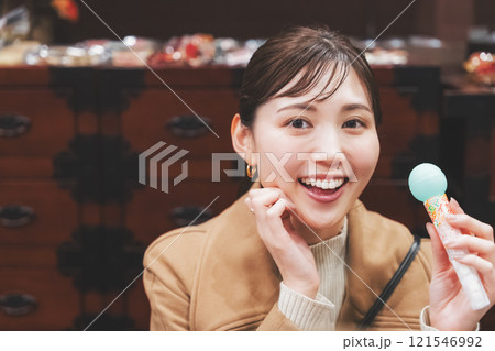 昔ながらの駄菓子屋で懐かしく買い物をする若い女性【撮影協力・お米・駄菓子屋 加賀田米穀店】 昔ながらの駄菓子屋で懐かしく買い物をする若い女性【撮影協力・お米・駄菓子屋 加賀田米穀店】 121546992