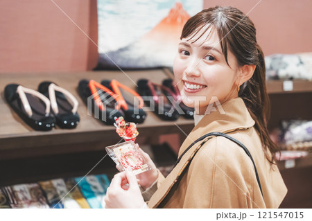 昔ながらの駄菓子屋で懐かしく買い物をする若い女性【撮影協力・お米・駄菓子屋 加賀田米穀店】 昔ながらの駄菓子屋で懐かしく買い物をする若い女性【撮影協力・お米・駄菓子屋 加賀田米穀店】 121547015