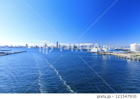 横浜市、大黒大橋から眺めるみなとみらいの遠景 横浜市、大黒大橋から眺めるみなとみらいの遠景 121547910