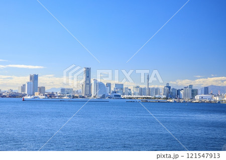 横浜市、大黒大橋から眺めるみなとみらいの遠景 121547913