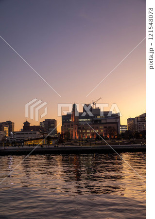 黄昏の横浜港　横浜税関資料展示室 121548078