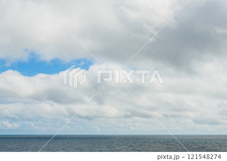 【夏～秋の大海原からの大空　空背景や空合成素材】 121548274