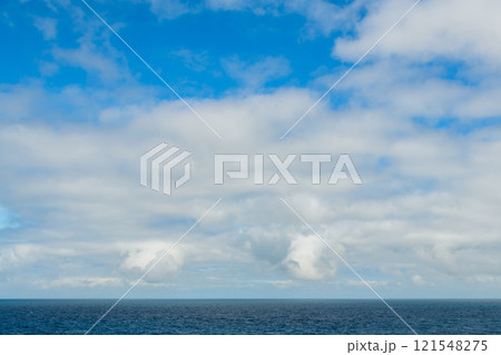 【夏～秋の大海原からの大空　空背景や空合成素材】 121548275