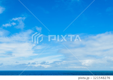【夏～秋の大海原からの大空　空背景や空合成素材】 121548276