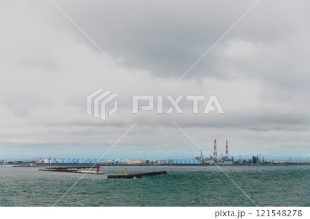 【さんふらわあ　ふらの　苫小牧フェリーターミナル入港　コンビナートと火力発電所】 121548278