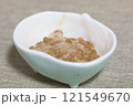 小皿に入った納豆 121549670