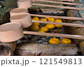 柚子が浮かぶ神社の手水舎 121549813