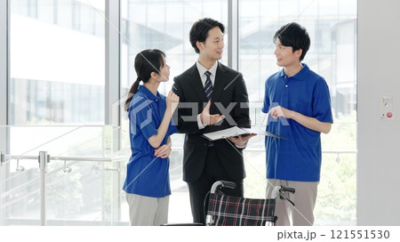 介護用品について話す介護士と福祉用具専門相談員 121551530