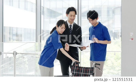 介護用品について話す介護士と福祉用具専門相談員 121551531