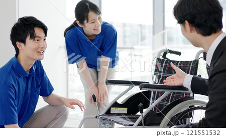 介護用品について話す介護士と福祉用具専門相談員 121551532