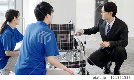 介護用品について話す介護士と福祉用具専門相談員 121551538