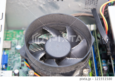 パソコンのCPU冷却ファンに付着したゴミ　ホコリ 121551580