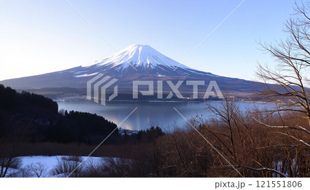 冬の富士山と山中湖（逆さ富士） 121551806